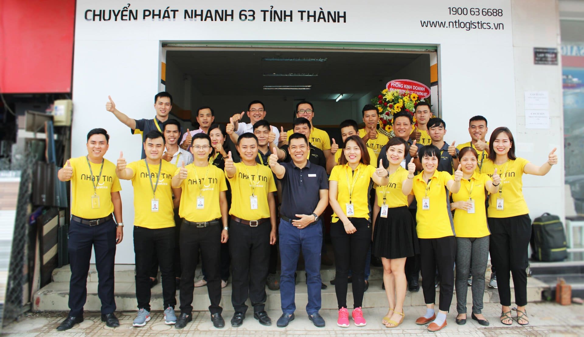 Đội ngũ công ty chuyển phát nhanh Nhất Tín Logistics và anh Nguyễn Văn Tú, đồng sáng lập
