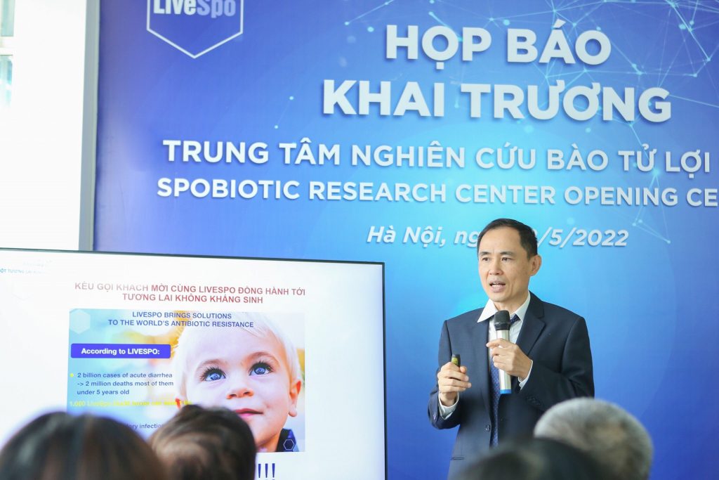 Tiến sĩ Nguyễn Hòa Anh phát biểu trong Họp báo khai trương Trung tâm nghiên cứu Bào Tử Lợi Khuẩn