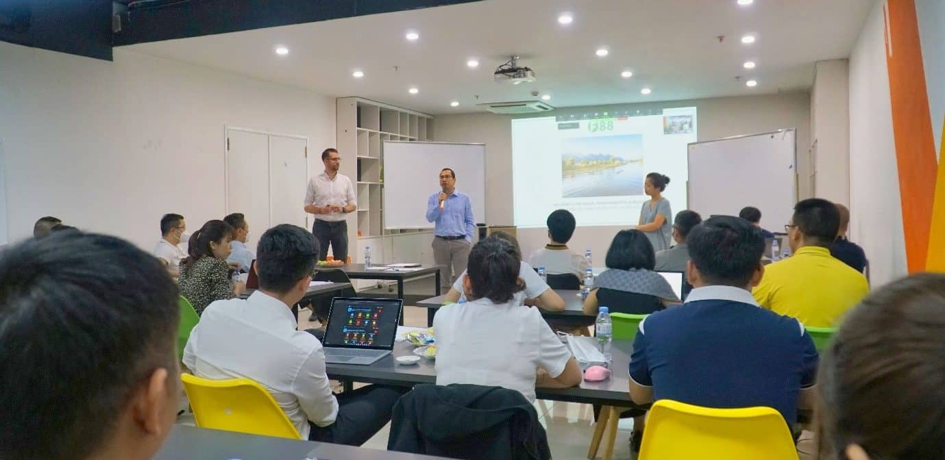 Mr. Dung spoke in a partner event in 2022 Max stood by Hieu in a Digital Transformation workshop at F88