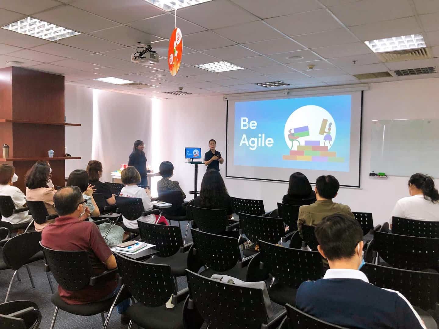 Mr. Dung spoke in a partner event in 2022 Xuân đang huấn luyện cho công ty được đầu tư về tinh thần Agile