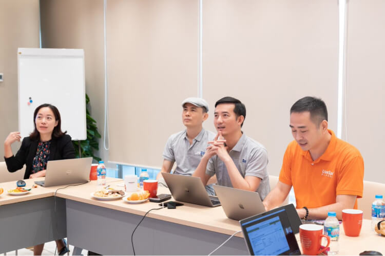 Chị Đỗ Khánh Vân cùng với 3 nhà đồng sáng lập của LiveSpo.